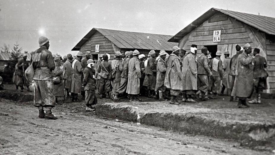 Soldados feridos vão a hospital antes de serem retirados do front de Champagne, leste da França