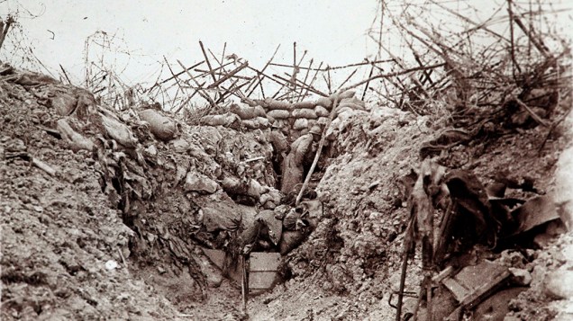 Soldado francês em trincheira que havia acabado de ser atingida por uma bomba em Mont Tetu, perto de Massiges, no leste da França