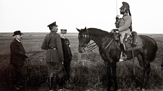 O marechal de campo Horatio Herbert Kirchener (esq) encontra o general francês Albert Baratier (sobre o cavalo), observado pelo marechal francês Joseph Joffre (no meio), no front de Champagne, leste da França, em 1915