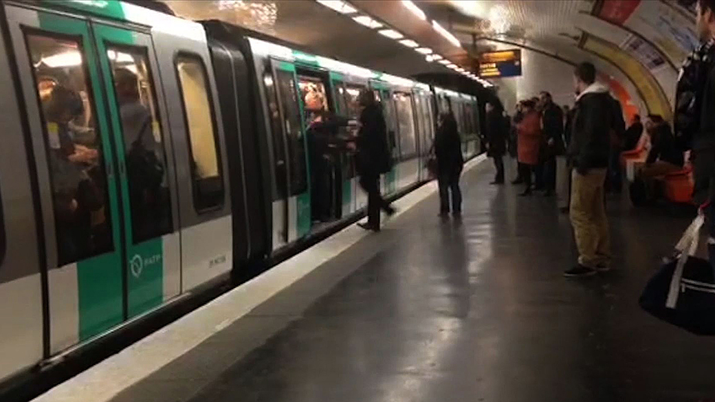 Homem negro é impedido por simpatizantes do Chelsea de entrar em vagão da estação e Richelieu-Drouot, do metrô de Paris