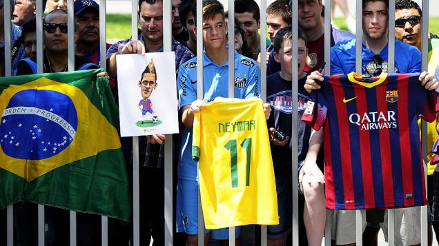 Torcedores aguardam a apresentação de Neymar como jogador do Barcelona, no complexo desportivo do Camp Nou, na Espanha