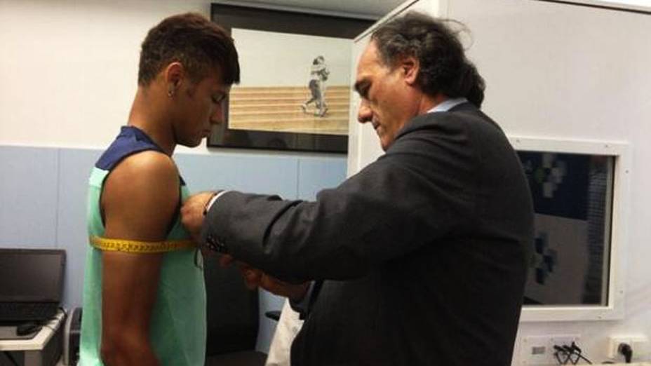 Neymar faz exames médicos antes de sua apresentação como jogador do Barcelona, na Espanha