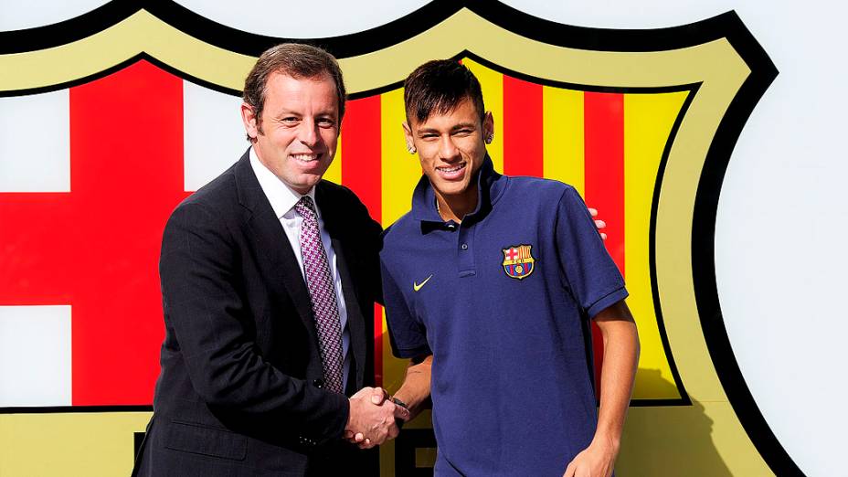 Neymar posa com o presidente do Barcelona Sandro Rosell no estádio Camp Nou, em Barcelona. Neymar assinou um contrato de cinco anos com clube espanhol.