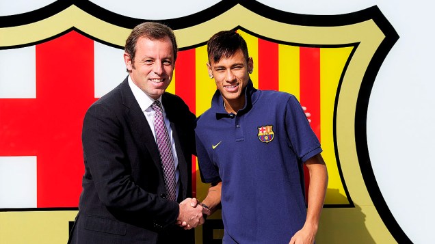 Neymar posa com o presidente do Barcelona Sandro Rosell no estádio Camp Nou, em Barcelona. Neymar assinou um contrato de cinco anos com clube espanhol.