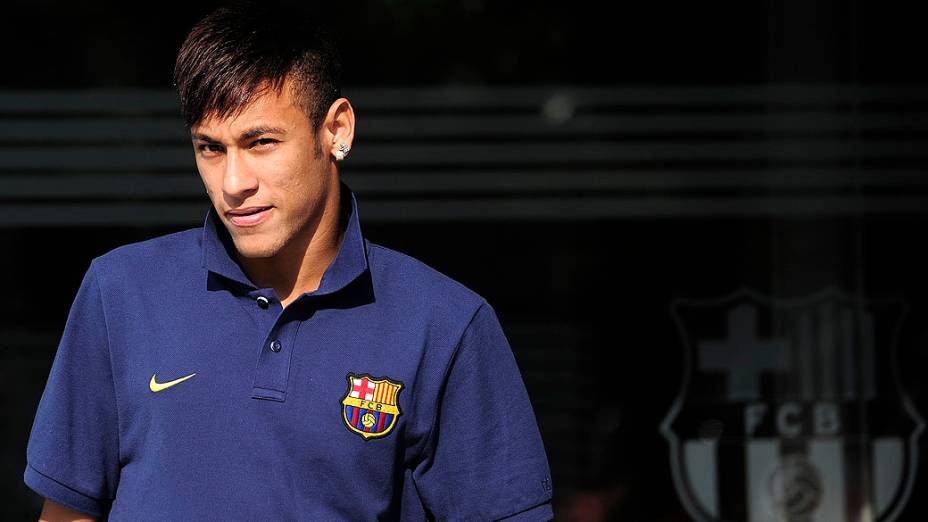Neymar assinou um contrato de cinco anos com Barcelona