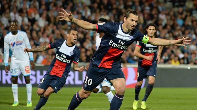 Ibrahimovic comemora gol em partida do Paris Saint Germain e Olimpique de Marselha, válida pelo Campeonato Francês, no estádio Velodrome