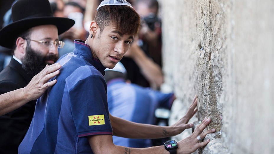 Neymar e seus companheiros de Barcelona estão em uma turnê de dois dias do Oriente Médio que incluirá oficinas esportivas para as crianças, tanto palestinos e israelenses