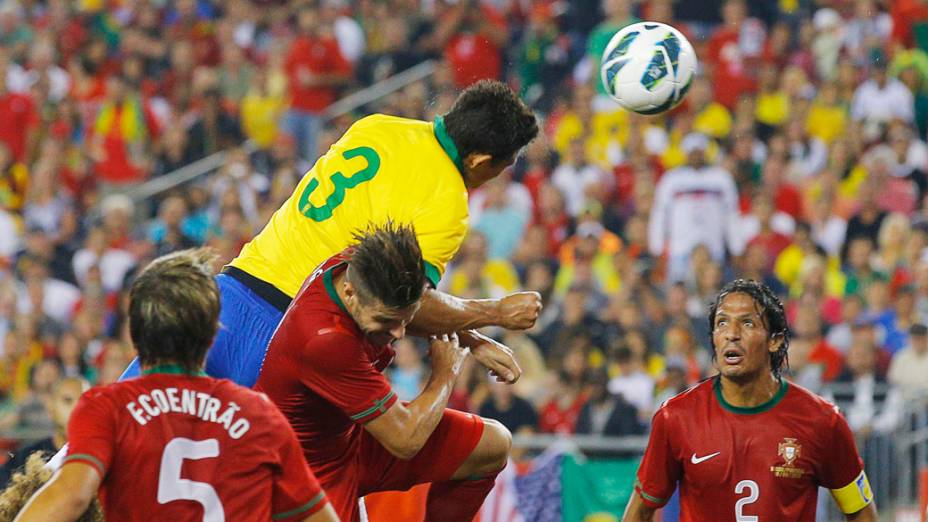 Thiago Silva cabeceando a bola durante jogo amistoso em Foxborough, Massachusetts