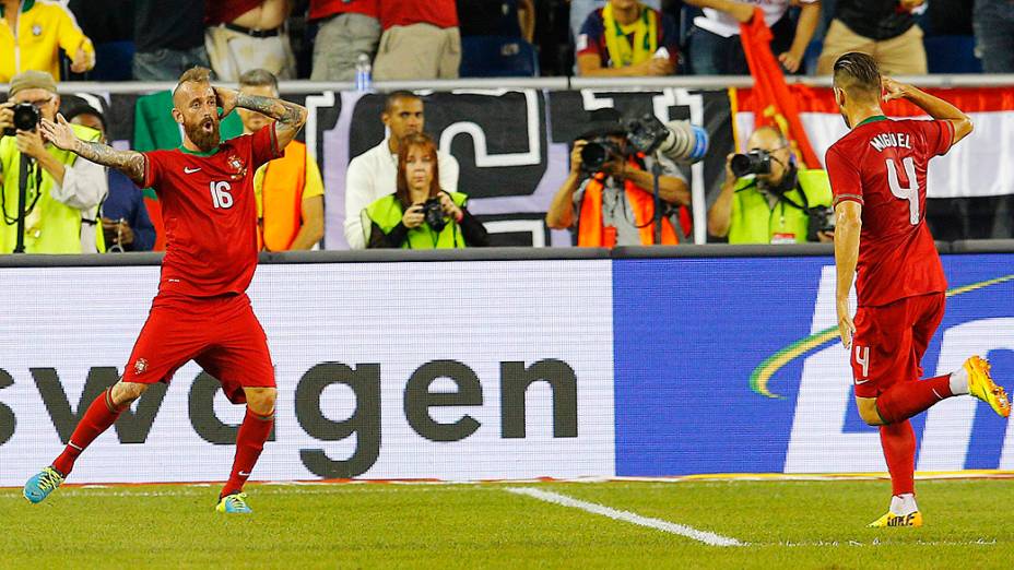 Raul Meireles comemora seu gol contra o Brasil com o companheiro de equipe Miguel Veloso durante amistoso em Foxborough, Massachusetts