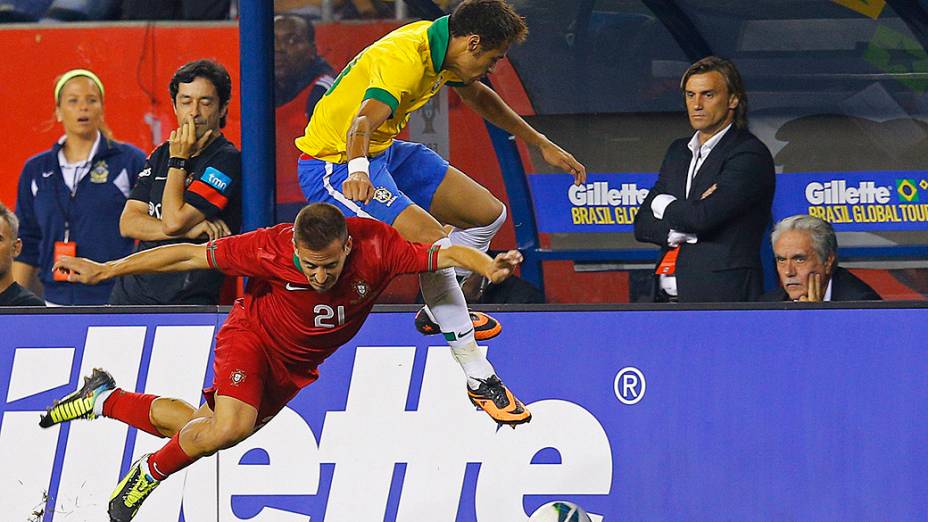 João Pereira de Portugal disputa lance com Neymar durante jogo amistoso em Foxborough, Massachusetts