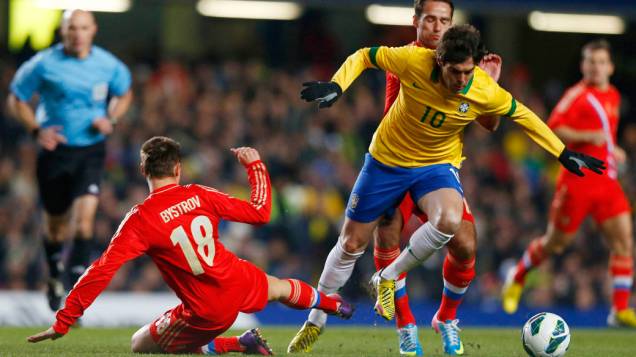 Kaká escapa da marcação do jogador russo no amistoso entre Brasil e Rússia