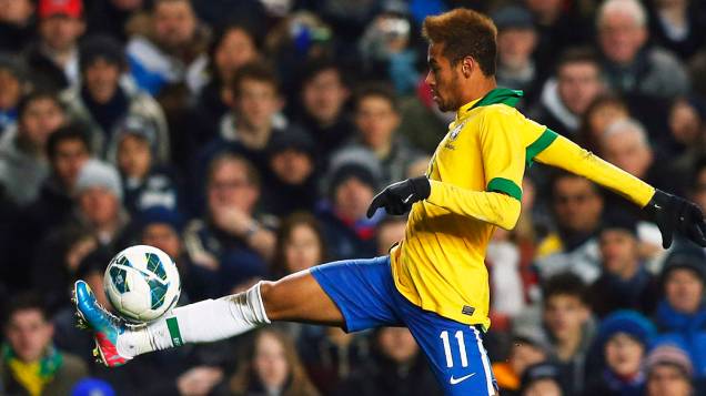 Neymar domina a bola no amistoso entre Brasil e Rússia em Londres