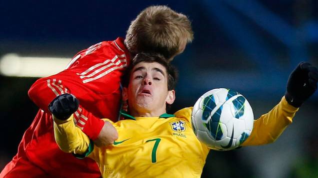 Jogador russo e Oscar disputam a bola, no amistoso entre Brasil e Rússia em Londres