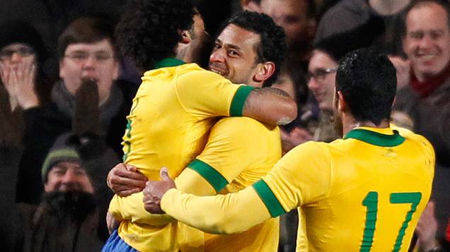 Jogadores brasileiros comemoram o gol de empate no amistoso contra a Rússia