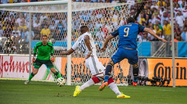 O argentino Higuaín cruza a bola no jogo contra a Alemanha na final da Copa no Maracanã, no Rio