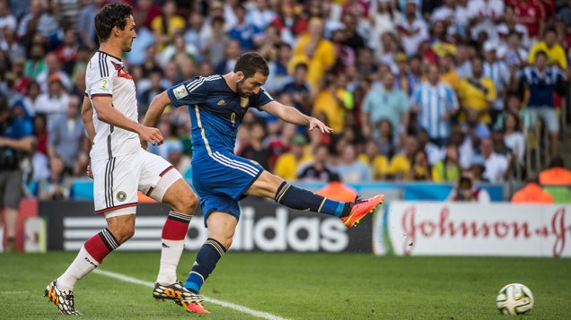 O argentino Higuaín chuta mal a bola contra o gol da Alemanha na final da Copa no Maracanã, no Rio