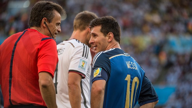 Messi conversa com o árbitro durante o jogo contra a Alemanha na final da Copa no Maracanã, no Rio