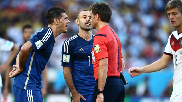 Jogadores da Argentina discutem com o árbitro durante o jogo contra a Alemanha na final da Copa no Maracanã, no Rio