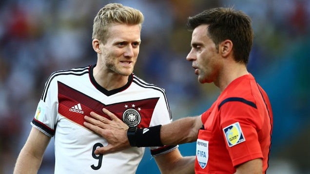O alemão Schürrle discute com o árbitro durante o jogo contra a Argentina na final da Copa no Maracanã, no Rio
