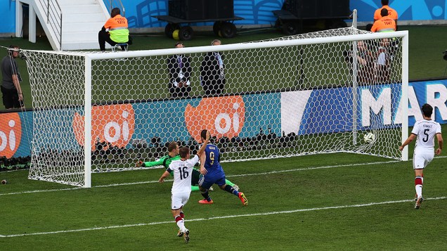 O argentino Higuaín marca gol contra a Alemanha mas o bandeirinha marca impedimento
