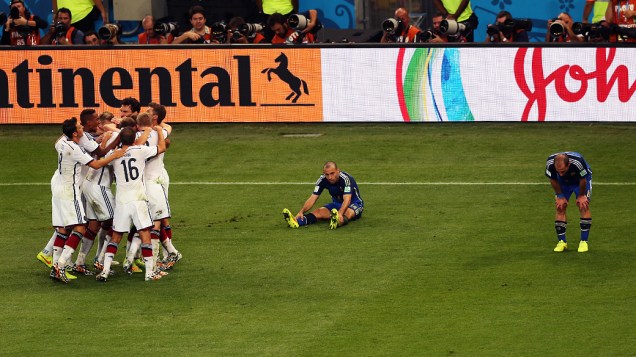 Jogadores da Alemanha comemoram gol no segundo tempo da prorrogação no jogo contra a Argentina, na final da Copa do Mundo no Maracanã, no Rio