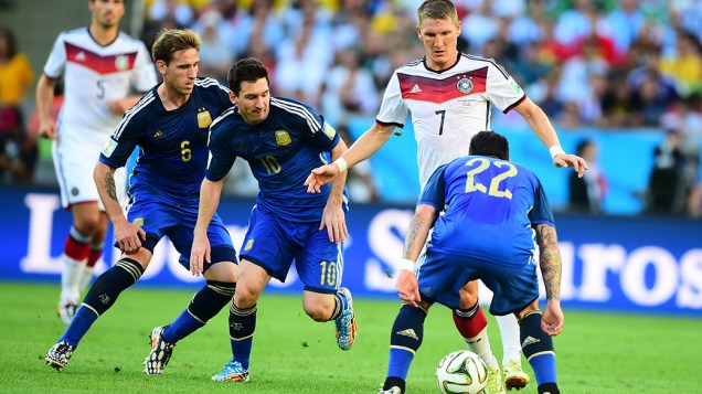 O alemão Schweinsteiger é marcado por três jogadores da Argentina na final no Maracanã, no Rio