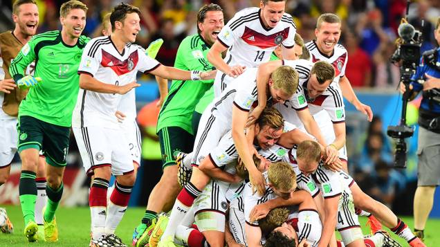 Jogadores da Alemanha comemoram o quarto título da Copa do Mundo no Maracanã, no Rio