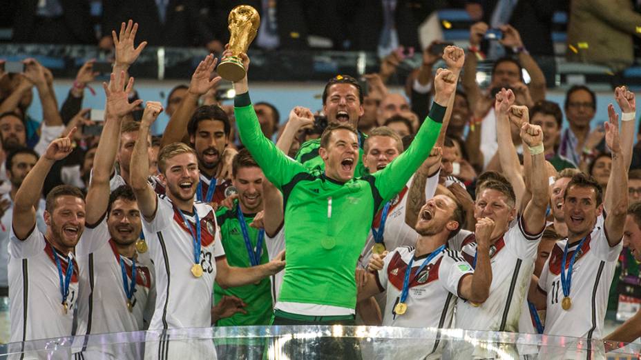 Jogadores da Alemanha levantam a Taça da Copa após vencerem a Argentina no Maracanã, no Rio