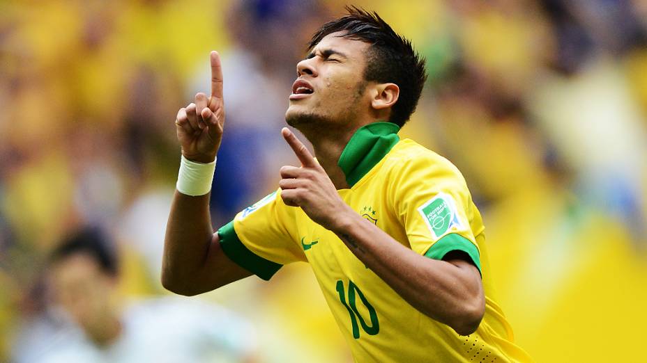 Neymar marca o primeiro gol na Copa das Confederações em partida contra o Japão, em Brasília