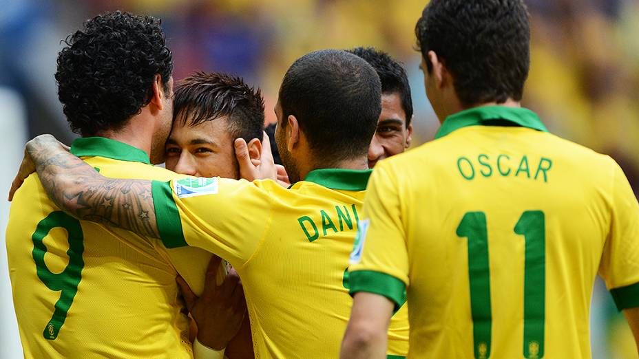 Neymar marca o primeiro gol na Copa das Confederações em partida contra o Japão, em Brasília