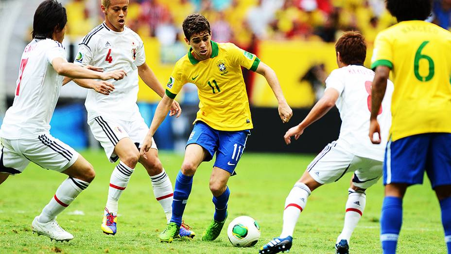 Oscar durante estréia do Brasil na Copa das Confederações contra o Japão, em Brasília