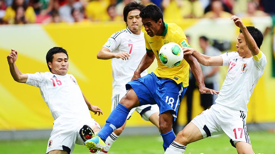 Paulinho durante estréia do Brasil na Copa das Confederações contra o Japão, em Brasília