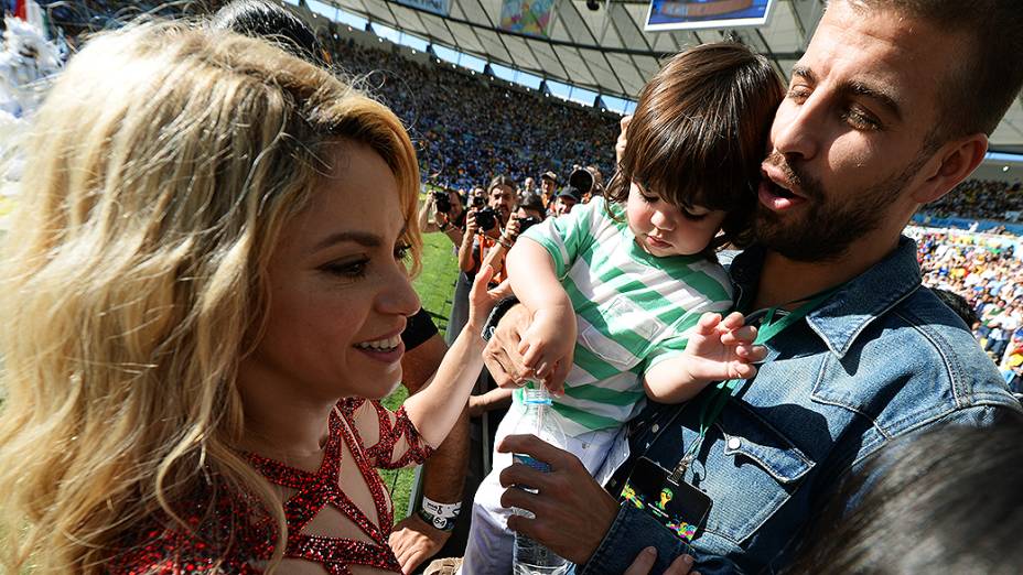 Shakira com o marido, o jogador espanhol Piqué, e o filho durante a cerimônia de encerramento da Copa do Mundo no Maracanã, no Rio