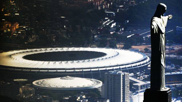 Vista aérea da estátua do Cristo Redentor no topo do Corcovado e do Maracanã, estádio no Rio de Janeiro, Brasil