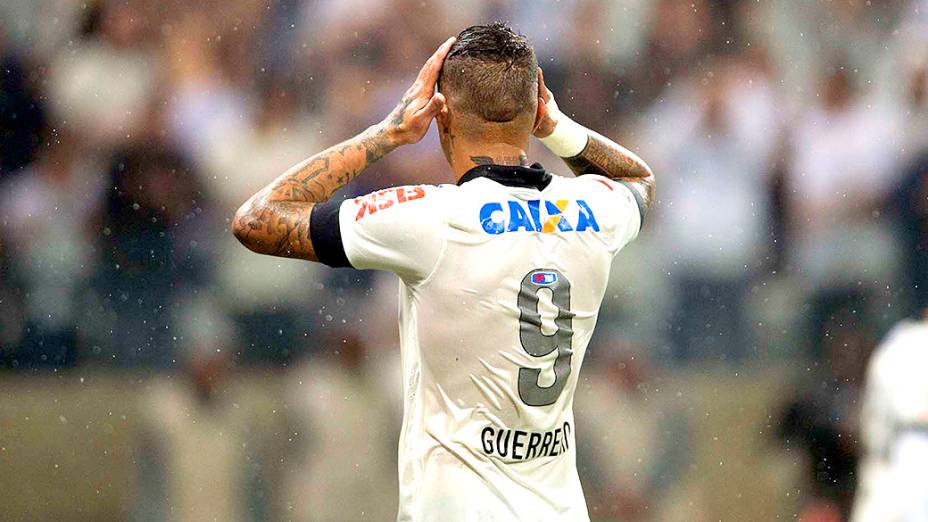 Paolo Guerrero lamenta a vitória do Figueirense sobre o Corinthians, na estreia do Itaquerão pelo Campeonato Brasileiro