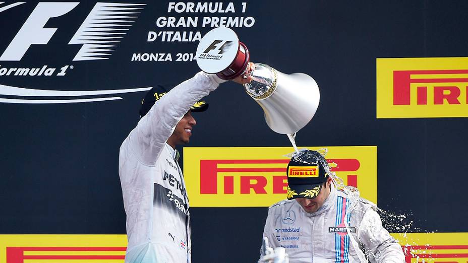 Lewis Hamilton derrama champanhe em Felipe Massa, no GP da Itália no Circuito de Monza<br><br>