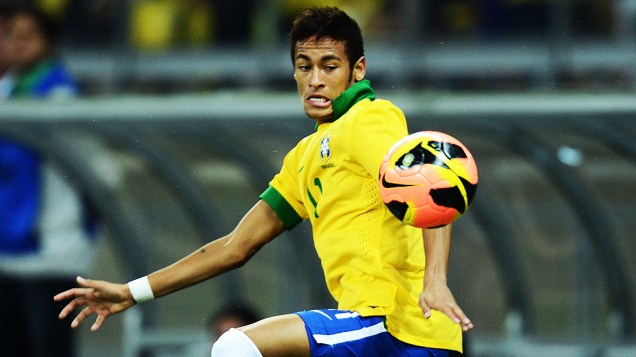 Neymar domina a bola durante amistoso da seleção brasileira contra o Chile no Mineirão