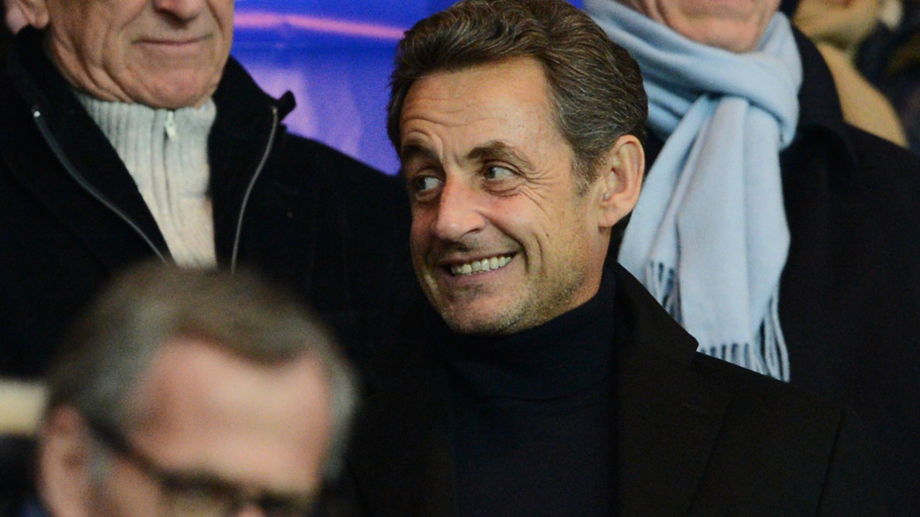 O ex-presidente da França Nicolas Sarkozy comparece ao estádio Parc des Princes para assistir o jogo entre o PSG e Barcelona