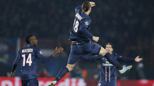 Jogador Ibrahimovic do PSG comemora após marcar gol de empate contra o Barcelona, pela Liga dos Campeões