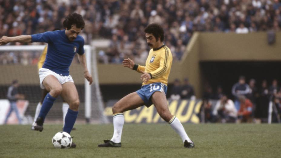 Rivelino, do Brasil, e Causio, da Itália, em jogo da Copa do Mundo de 1978