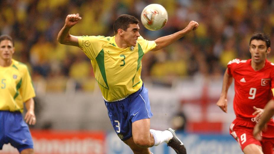 Lúcio, do Brasil, durante jogo contra a Turquia, na Copa do Mundo de Futebol em 2002