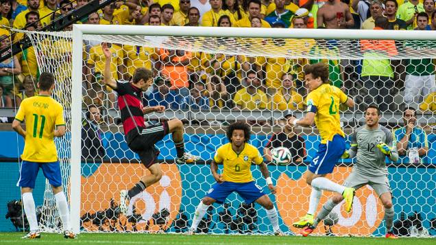 Thomas Müller chuta bola e marca o primeiro gol da Alemanha contra o Brasil no Mineirão, em Belo Horizonte