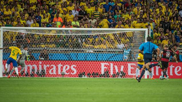Toni Kroos marca o quarto gol da Alemanha contra o Brasil no Mineirão, em Belo Horizonte