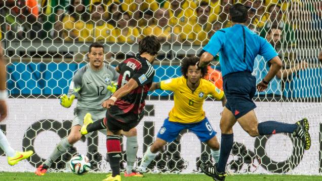 Sami Khedira marca o quinto gol da Alemanha contra o Brasil no Mineirão, em Belo Horizonte