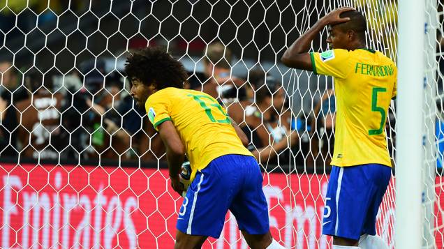Fernandinho e Dante reagem ao gol da Alemanha