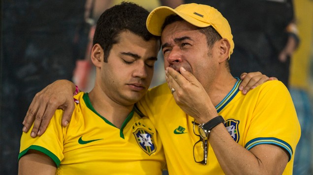 Torcedores brasileiros choram a derrota da seleção para a Alemanha no Mineirão, em Belo Horizonte