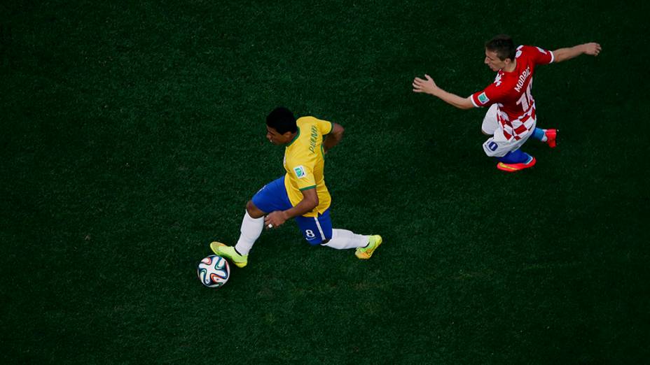 Paulinho durante o jogo contra a Croáciano Itaquerão, em São Paulo