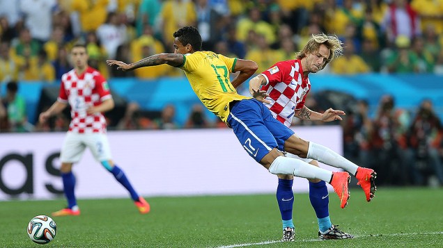Luiz Gustavo sofre falta no jogo contra a Croácia no Itaquerão, em São Paulo