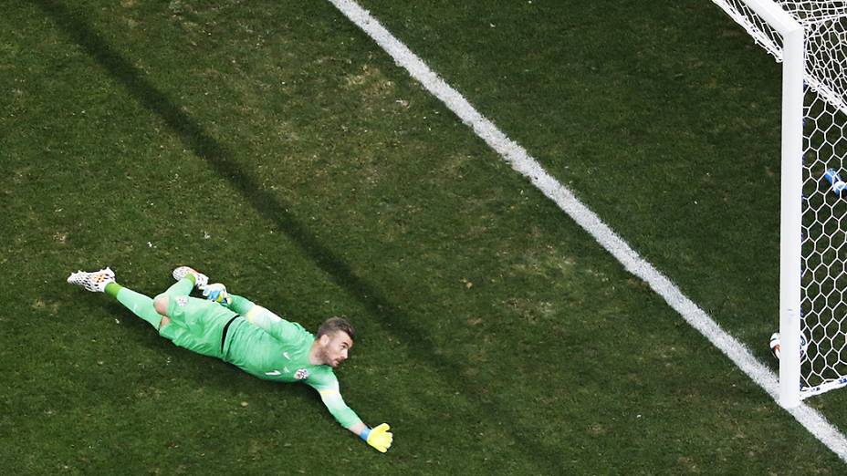 Goleiro da Croácia não consegue defender chute de Neymar e Brasil empata o jogo