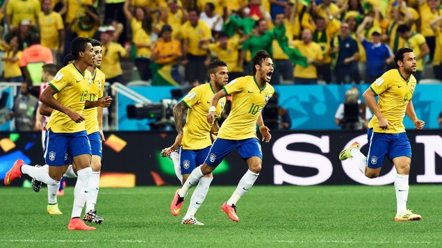 Jogadores do Brasil comemoram gol contra a Croácia, no Itaquerão em São Paulo